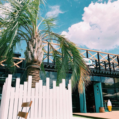 Cafe & Amusement Bar Three8の外観